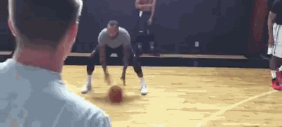篮球必练运球基本功（5种运球训练帮你解决过不了人）(3)