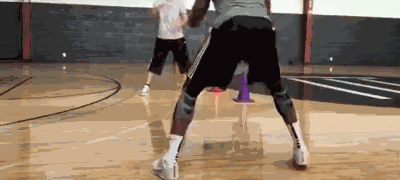 篮球必练运球基本功（5种运球训练帮你解决过不了人）(5)