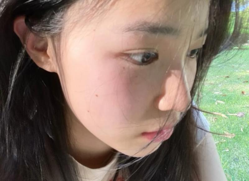 老人嫌弃女儿买的金耳环便宜，说养女儿没用，不住口地夸赞儿子好