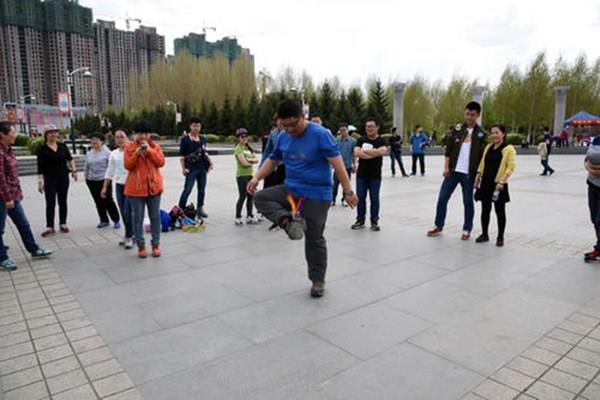 踢毽子会伤膝盖吗 如何避免踢毽子伤膝盖 踢毽子会伤膝盖吗 如何避免踢毽子伤膝盖