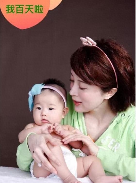 金巧巧女儿从出生到两岁的照片，真是一个越长越可爱的小西瓜