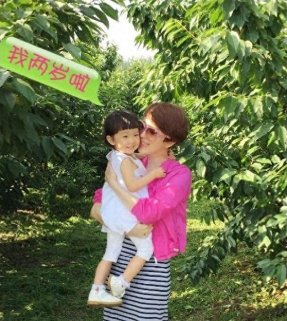 金巧巧女儿从出生到两岁的照片，真是一个越长越可爱的小西瓜