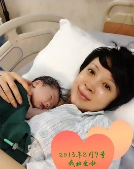 金巧巧女儿从出生到两岁的照片，真是一个越长越可爱的小西瓜