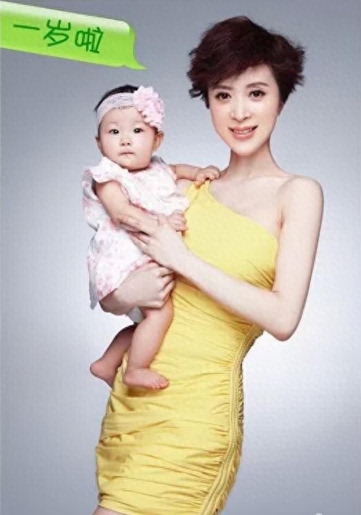 金巧巧女儿从出生到两岁的照片，真是一个越长越可爱的小西瓜