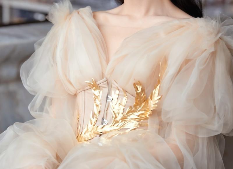 左手无名指指甲中间裂开的原因是什么？