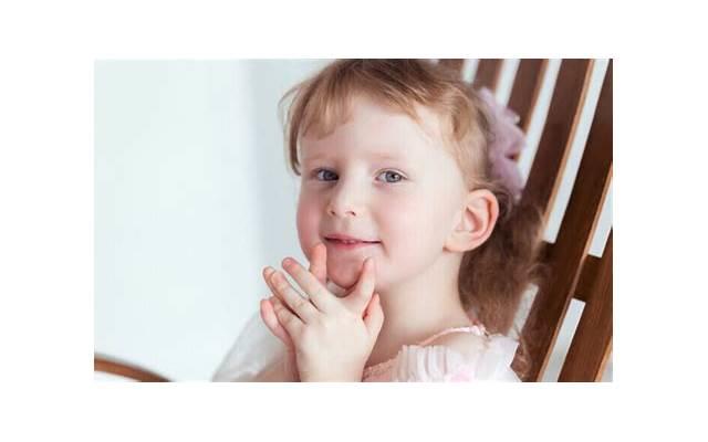 不自觉模仿别人的动作